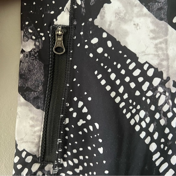 Lululemon Black and White Inspire Tight II Mesh Luxtreme Leggings Size 4 - Picture 4 of 8